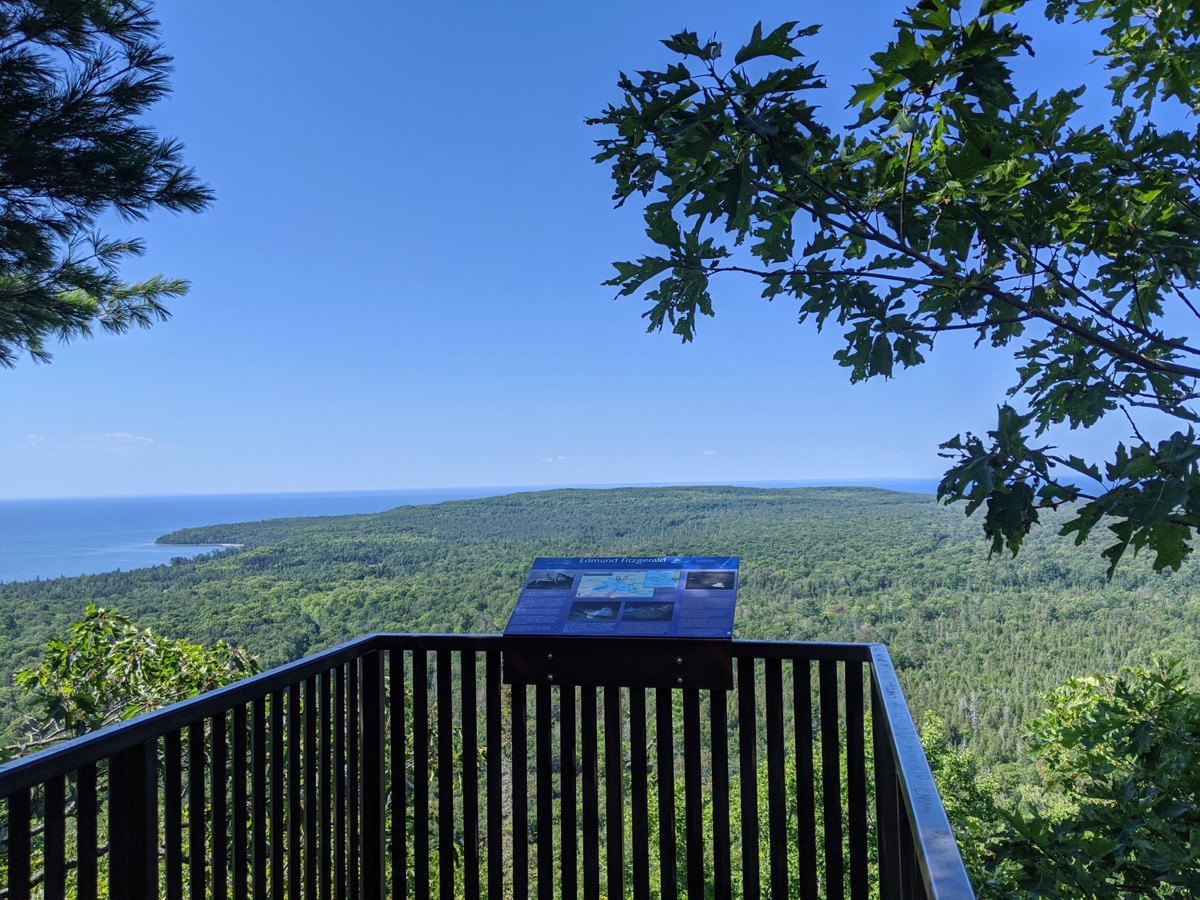 Lookout platform with panoramic views